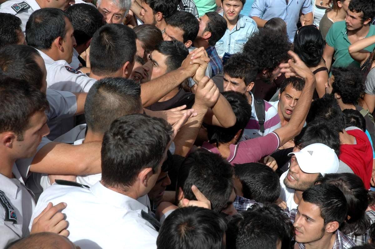 Eskişehir\'de Eylem Yapan Üniversite Öğrencilerine Çevik Kuvvet Polisi Biber Gazı ve Tazyikli Suyla...