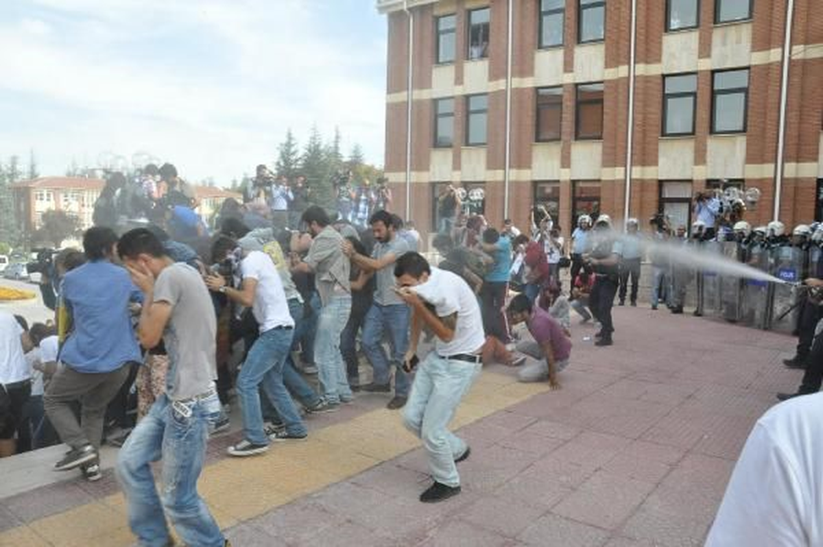 Eylem Yapan Öğrencilere Polis Müdahale Etti