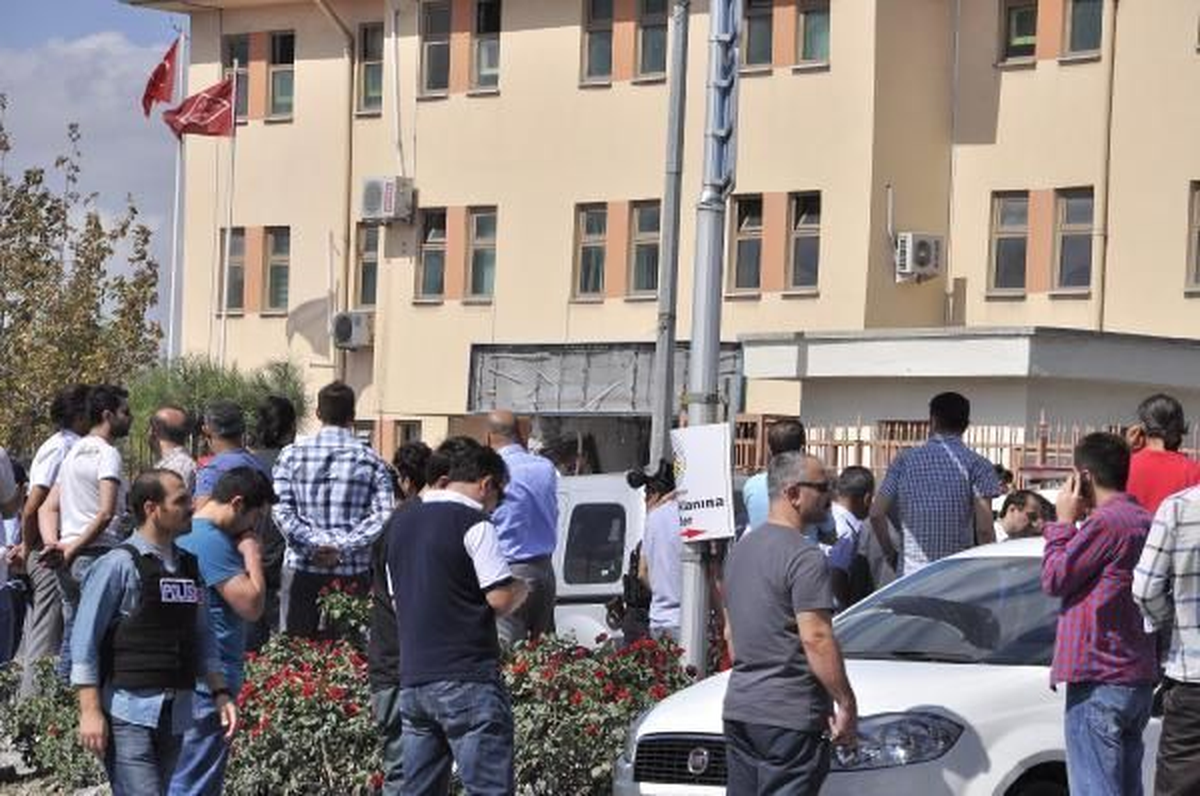 Gazi Polis Merkezi\'nde Patlamanın İzleri Siliniyor