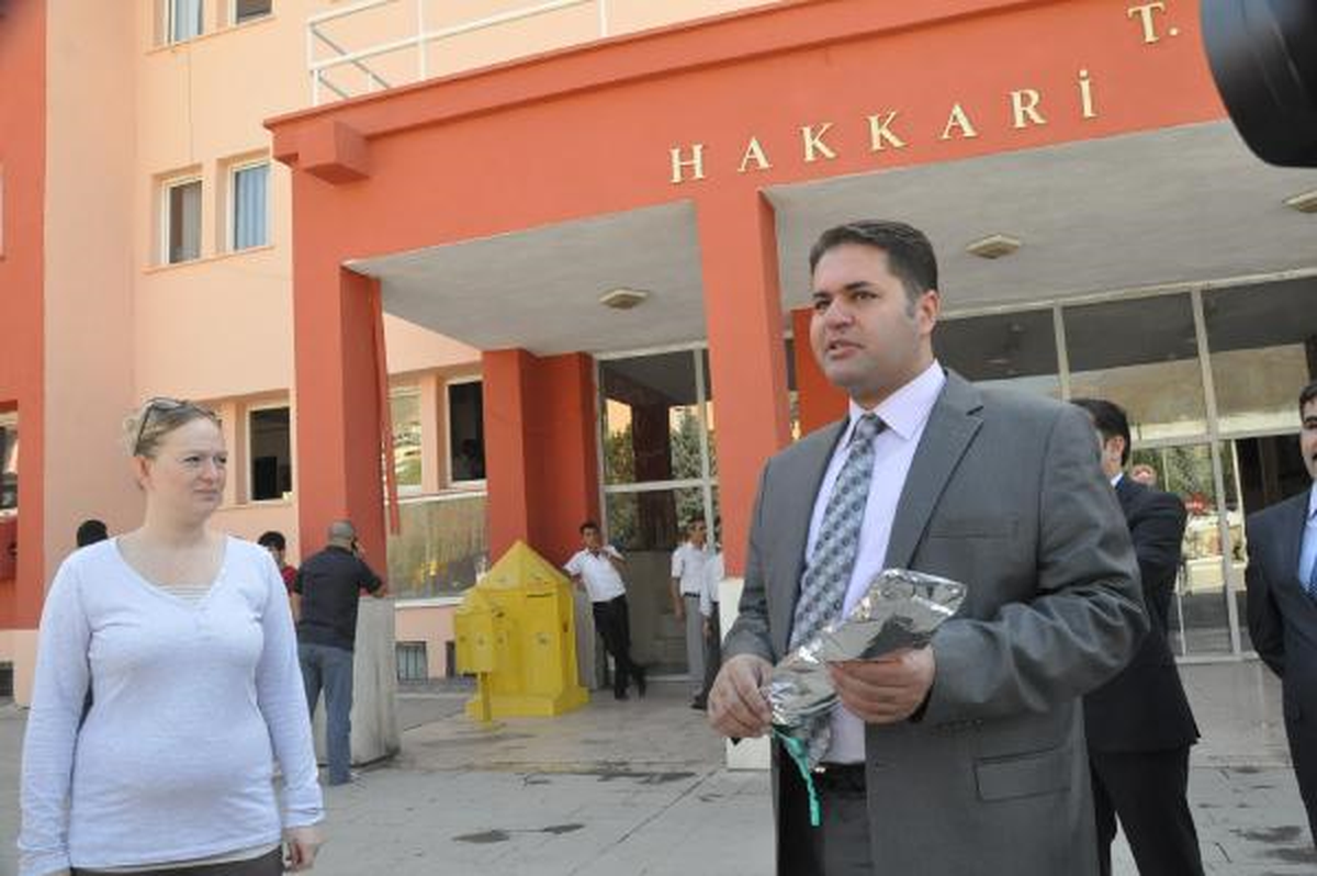 Hakkari\'de Yeni Öğretmenlere Çiçekli Karşılama