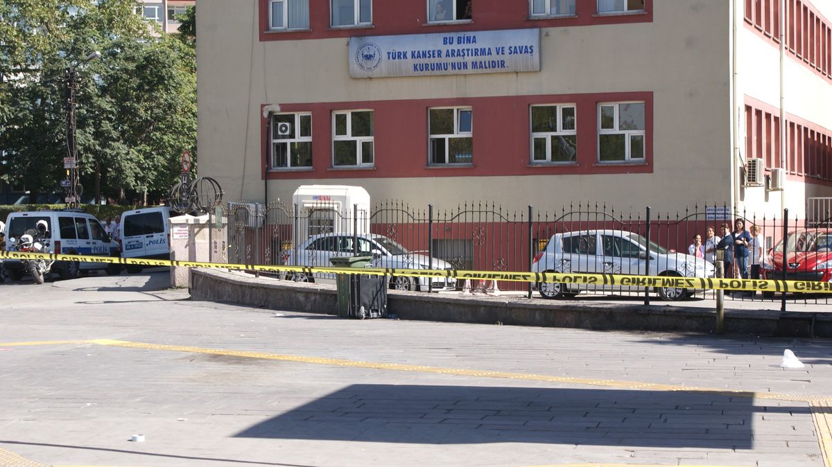 Hastane Önündeki Şüpheli Valiz Polisi Alarma Geçirdi