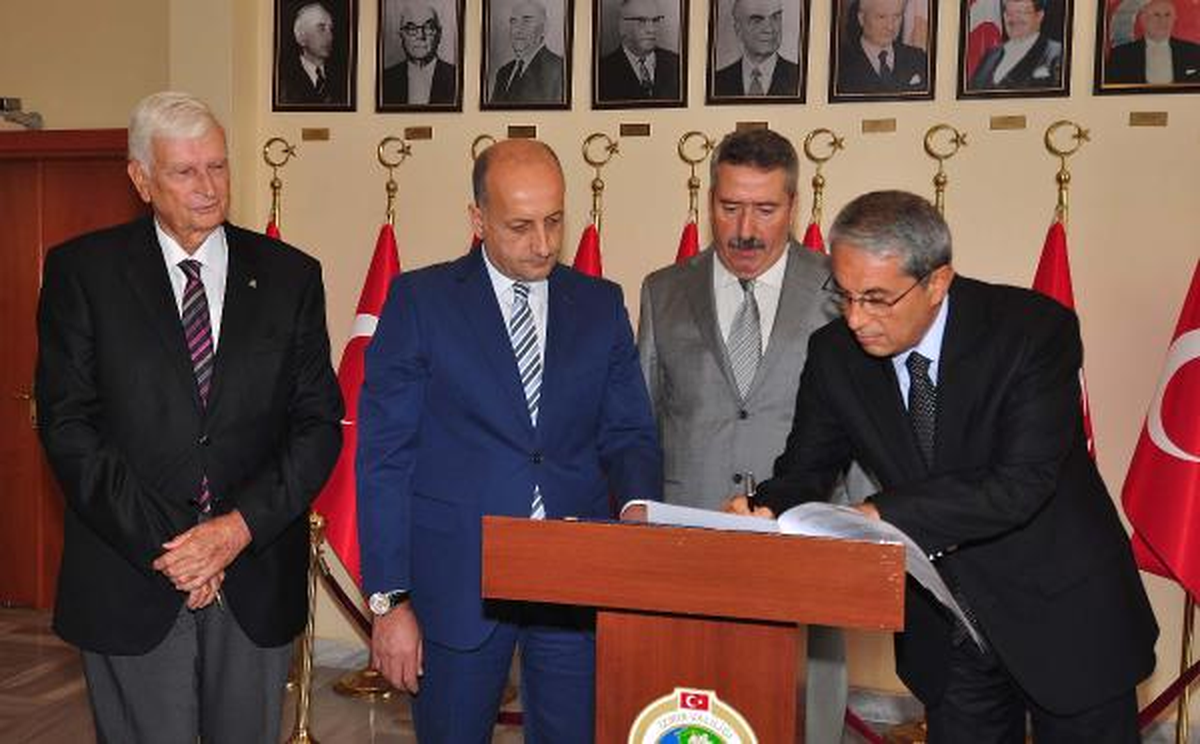 İzmir\'de \'Bayrak Töreni\' Tartışması Bitmiyor