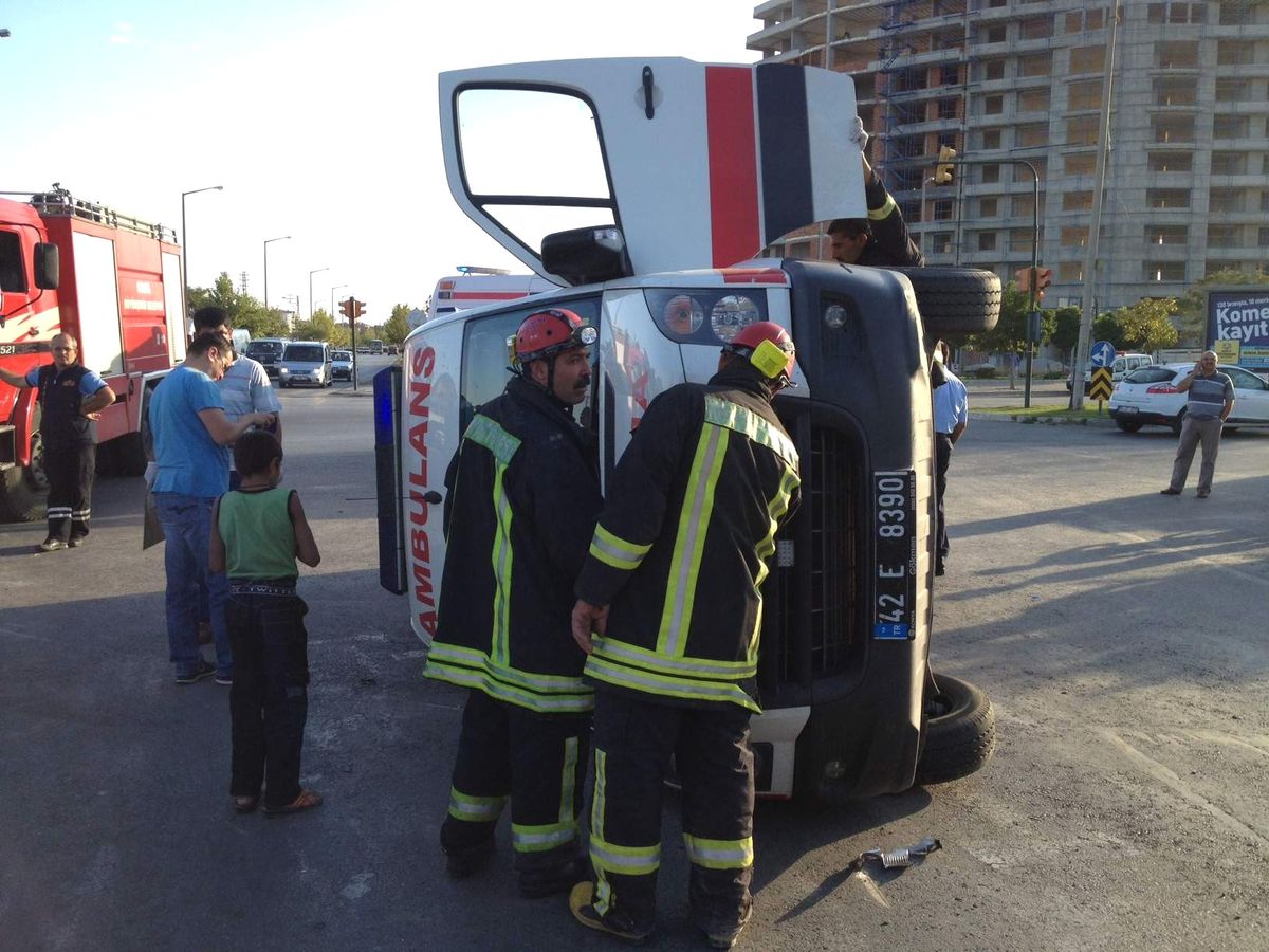 Kamyonet Ambulansa Çarptı: 3 Yaralı