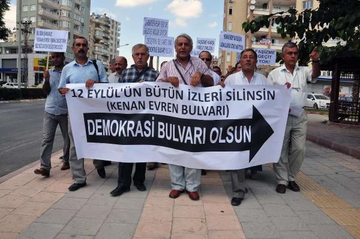 Kenan Evren Bulvarı\'nın Adının Değişmesi İçin Eylem Yaptılar