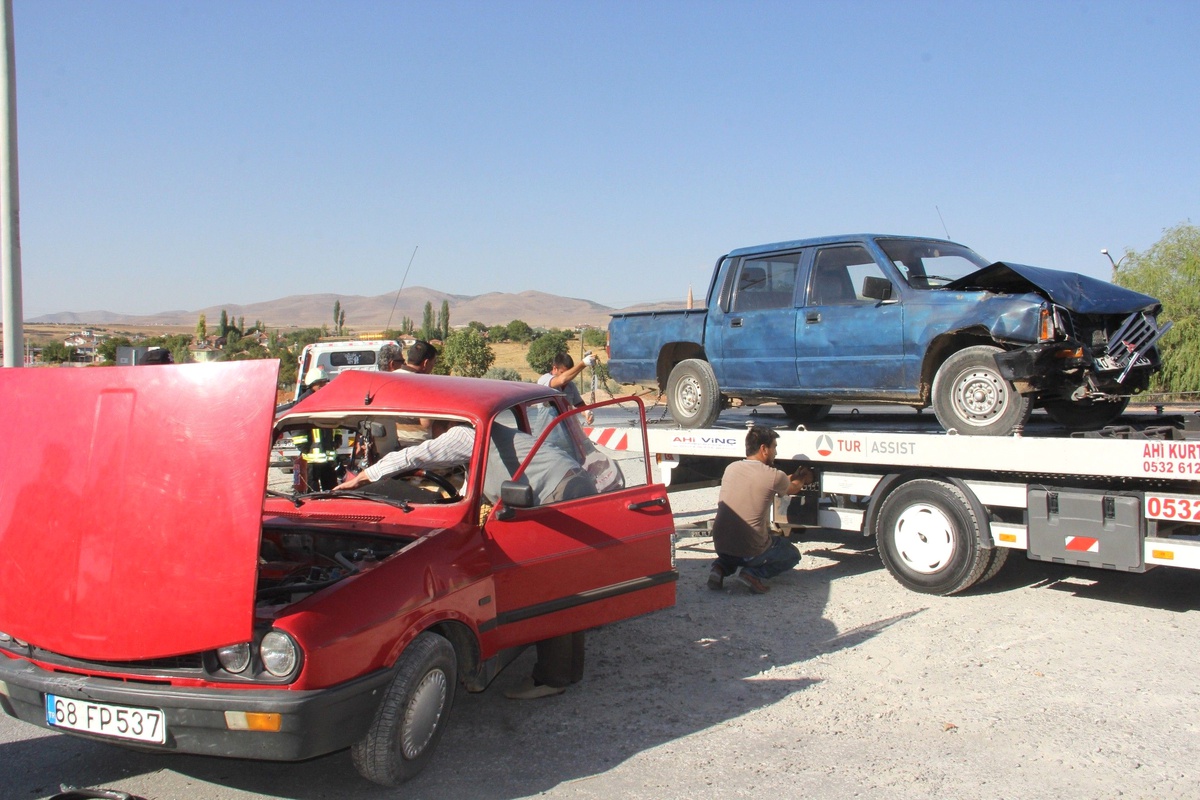 Kırşehir\'de Otomobille Kamyonet Çarpıştı: 4 Yaralı