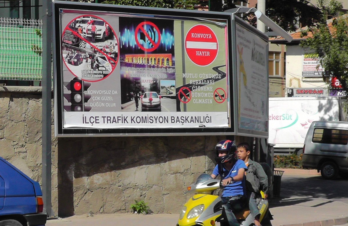 Konvoy ve Korna Sesine Reklam Panolu "Hayır"