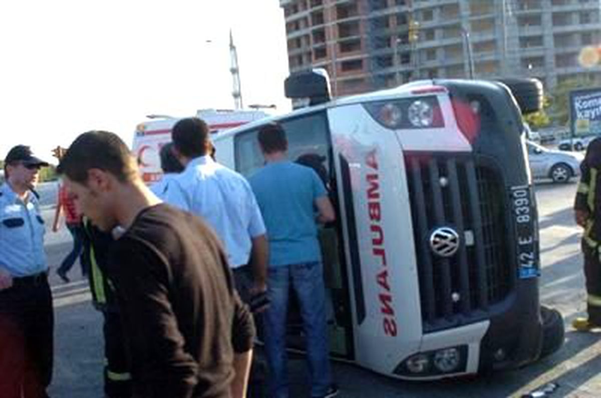 Konya\'da Ambulans Devrildi: 3 Yaralı