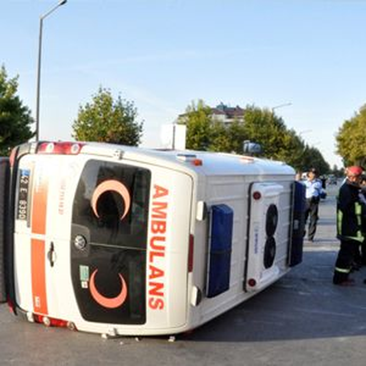 Konya\'da Ambulansla Kamyonet Çarpıştı: 3 Yaralı