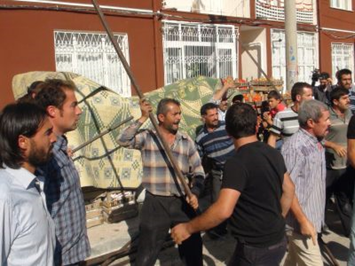 Konya da Pazarcılarla Zabıtalar Birbirine Girdi