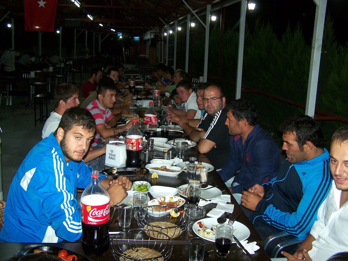 Korkuteli\'nde Güreşçilere Yemek