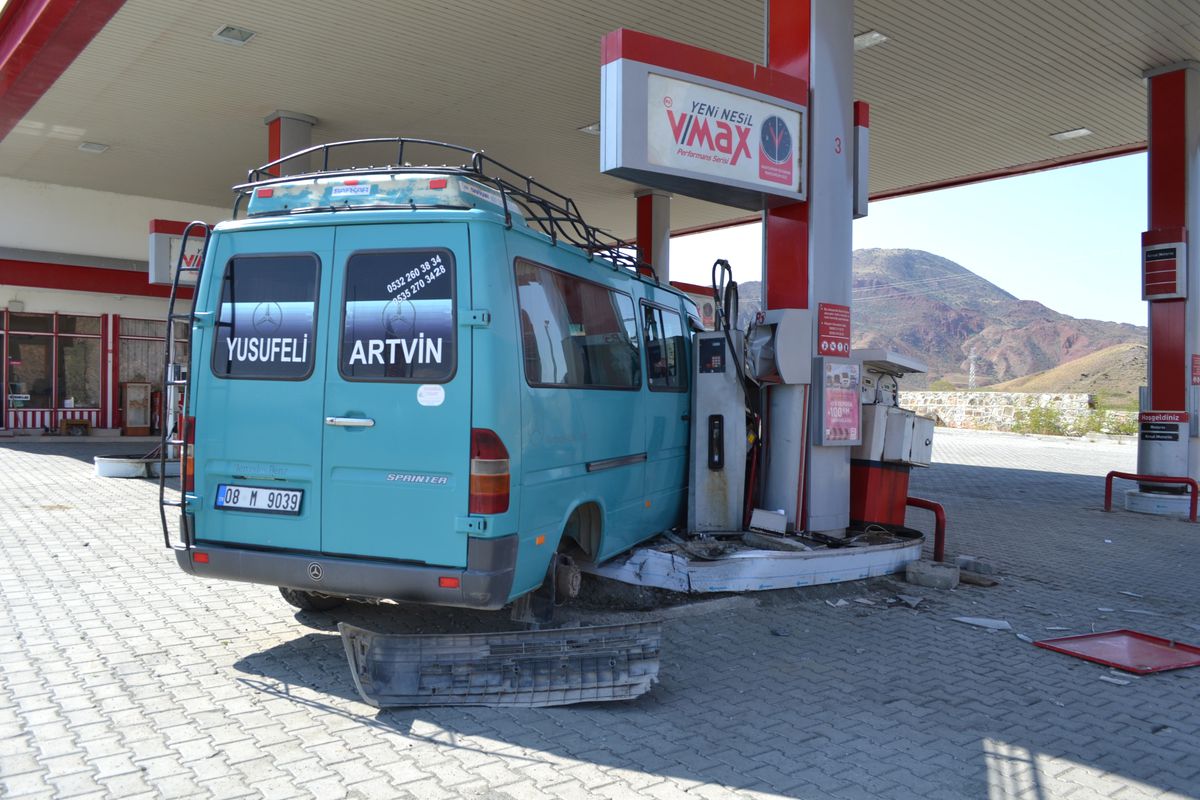 Minibüs Akaryakıt İstasyonuna Girdi
