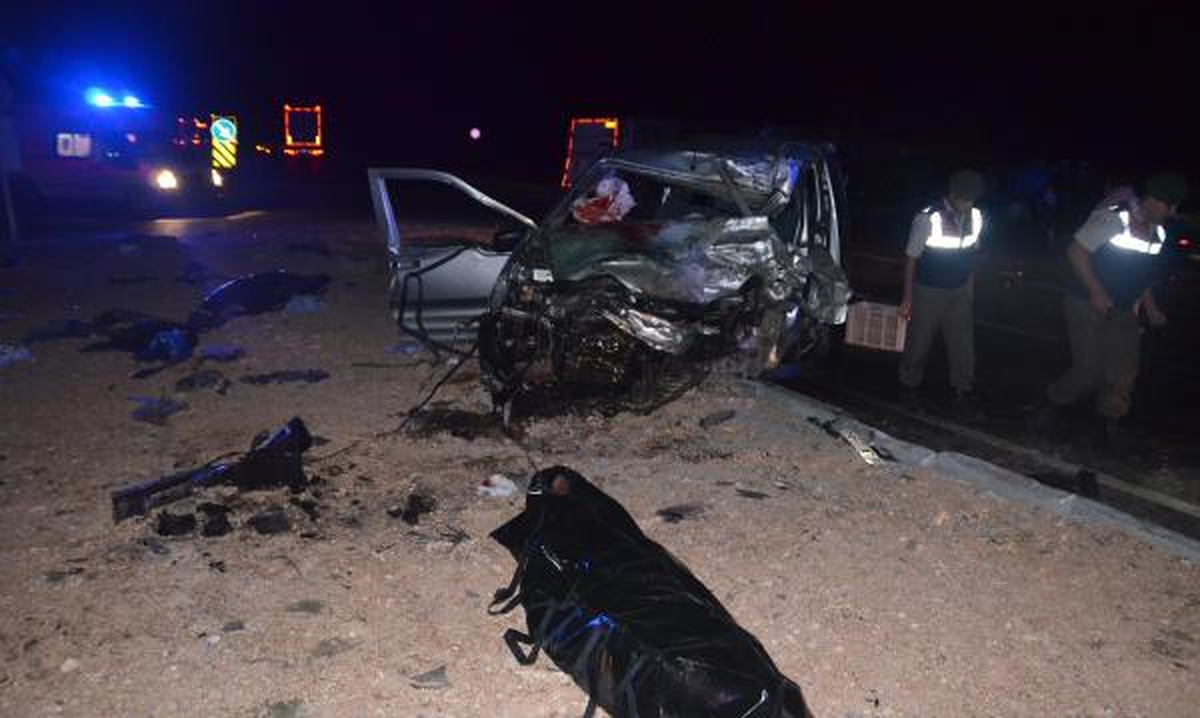 Otomobille TIR Çarpıştı: 4 Ölü, 3 Yaralı
