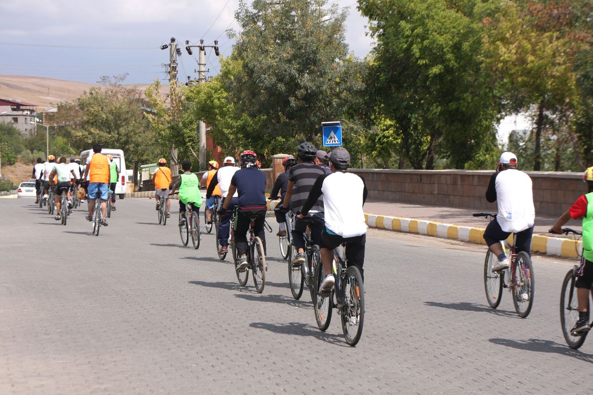 "Pedal Pedal Van Gölü" Bisiklet Ekibi Ahlat\'ta
