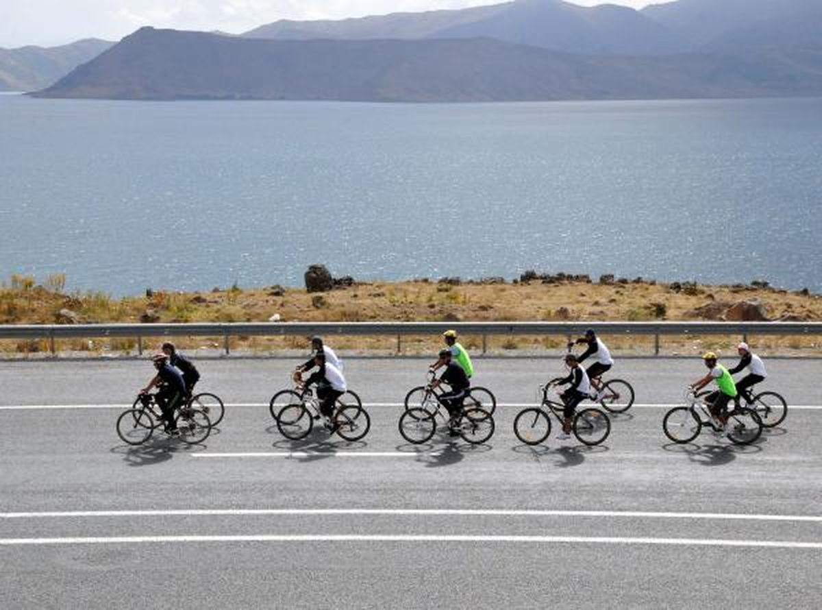 Pedal Pedal Van Gölü Turu Başladı