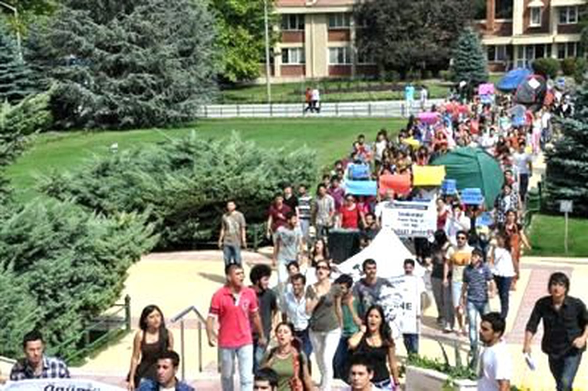 Polis, Öğrencilere Piper Gazı ve Tazyikli Su Sıktı