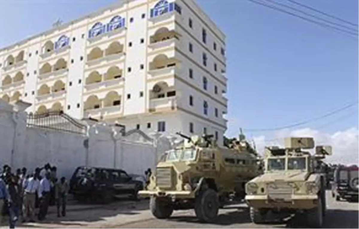Somali Cumhurbaşkanı\'nın Kaldığı Otelin Önündeki Patlama