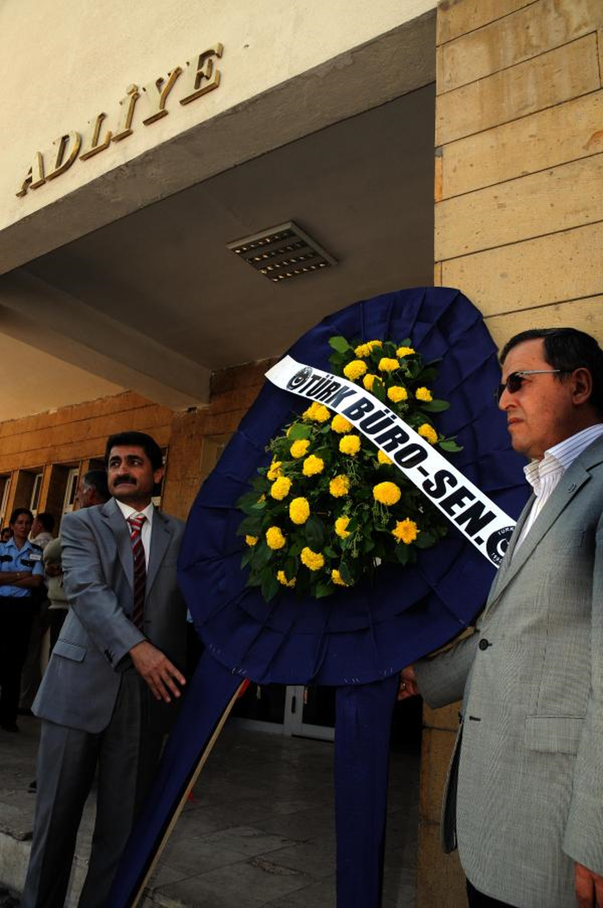 Türk Büro-Sen Üyeleri, Adliye Önüne Siyah Çelenk Bıraktı
