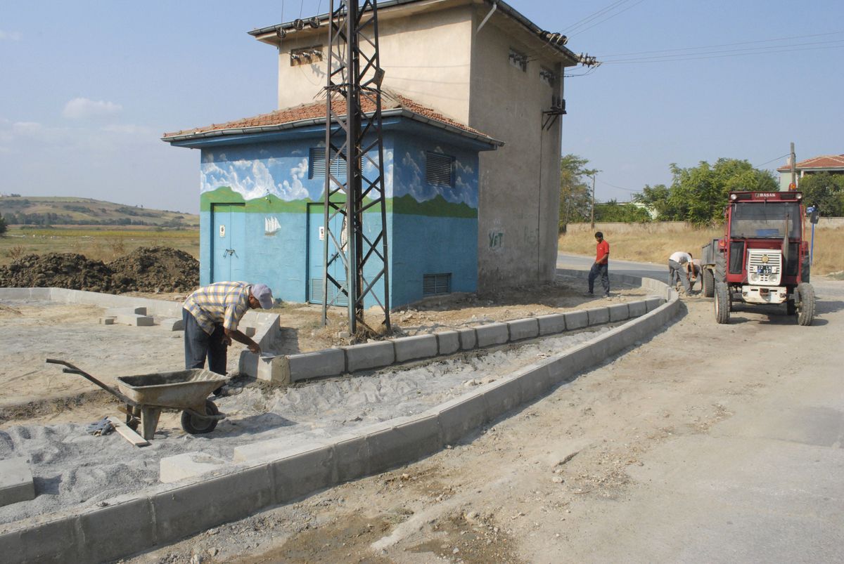Uzunköprü Belediyesi Park ve Bahçelerde Bakım Yapıyor