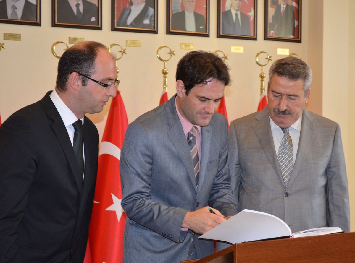 Vali Kıraç\'dan Bayrak Sorularına Gergin Yanıtlar