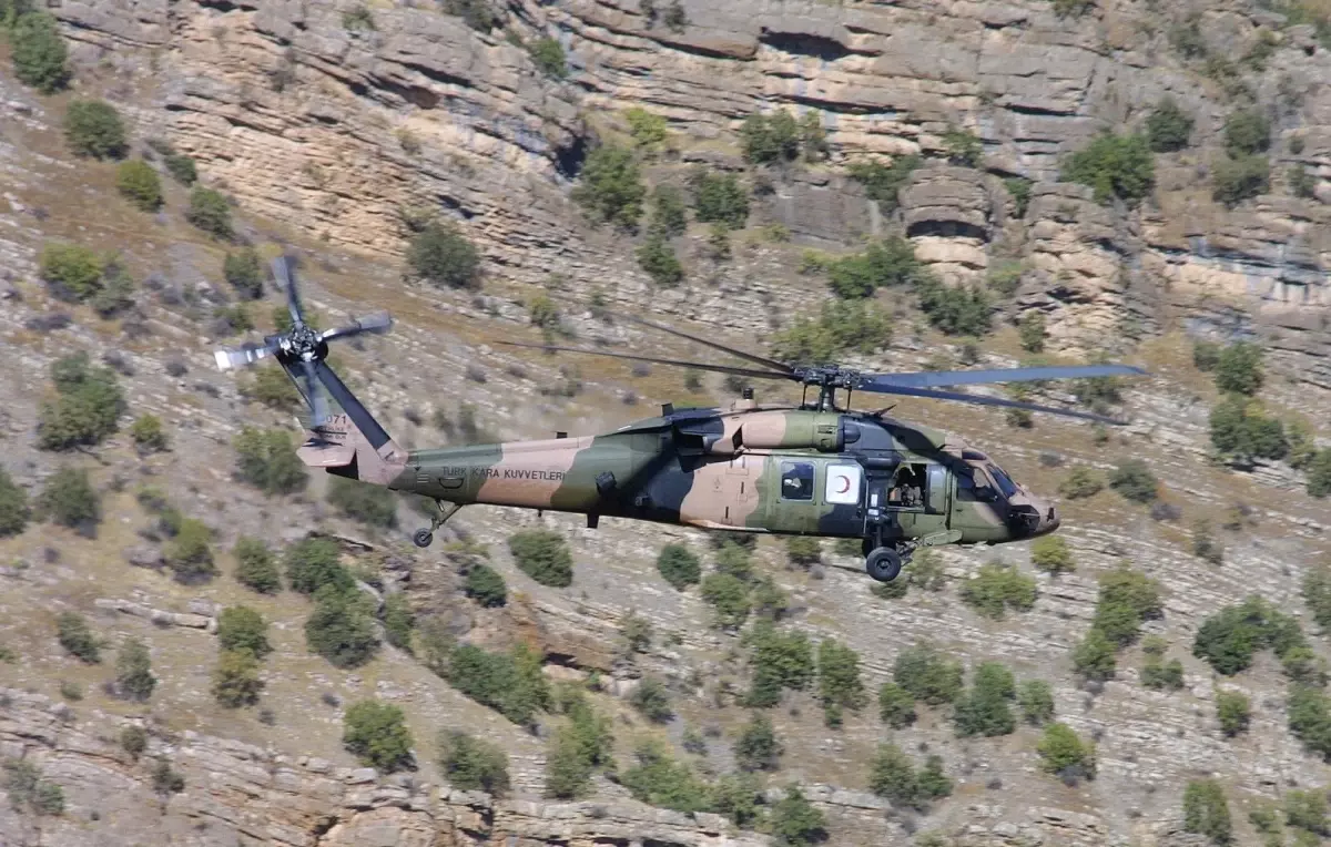 Yüksekova\'da Helikopter Hareketliliği