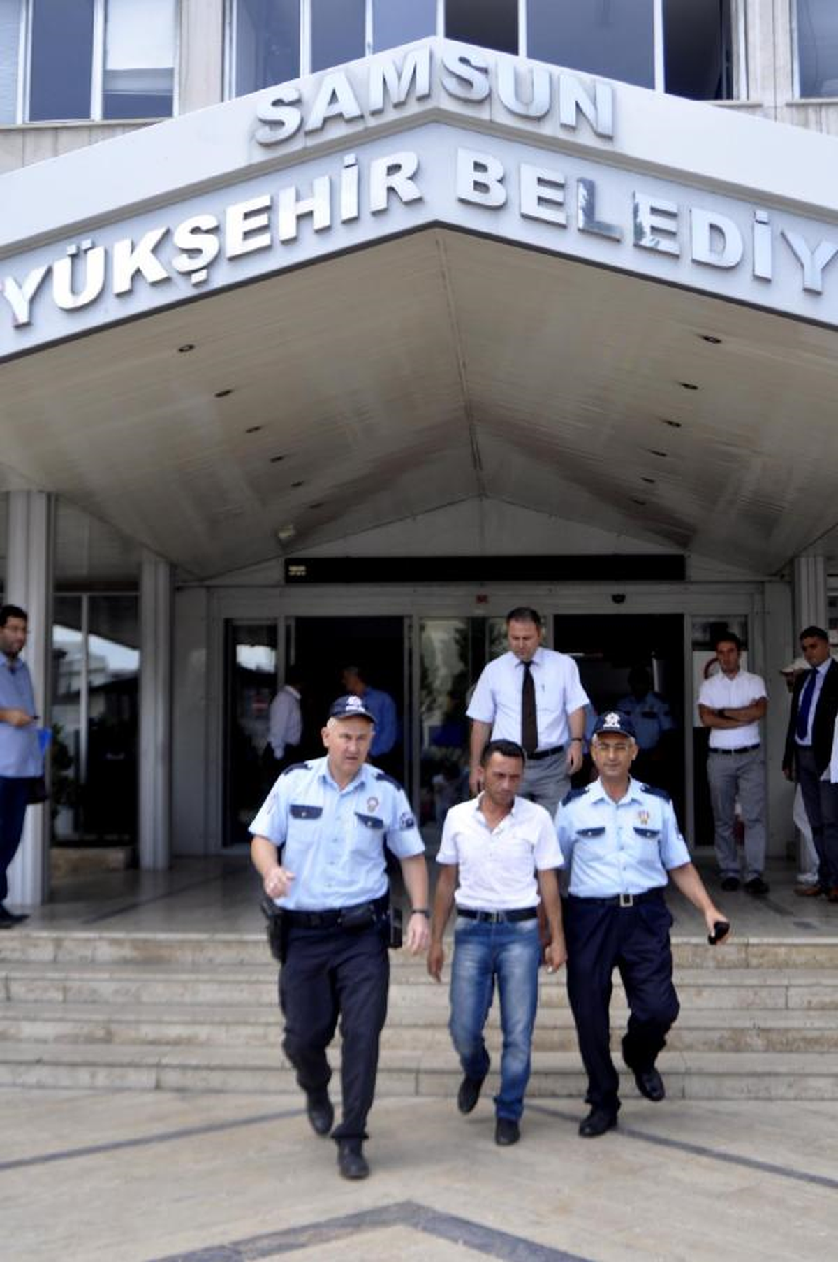 Zabıtaya Kızan Simitçi Kendini Yakmaya Kalkıştı
