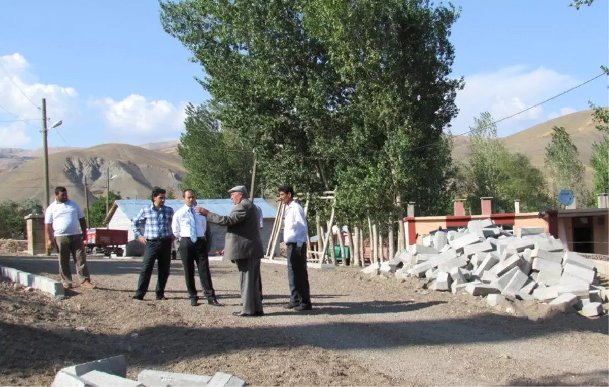 Ahlat Kaymakamı Osman Dölek Yol Çalışmasını İnceledi