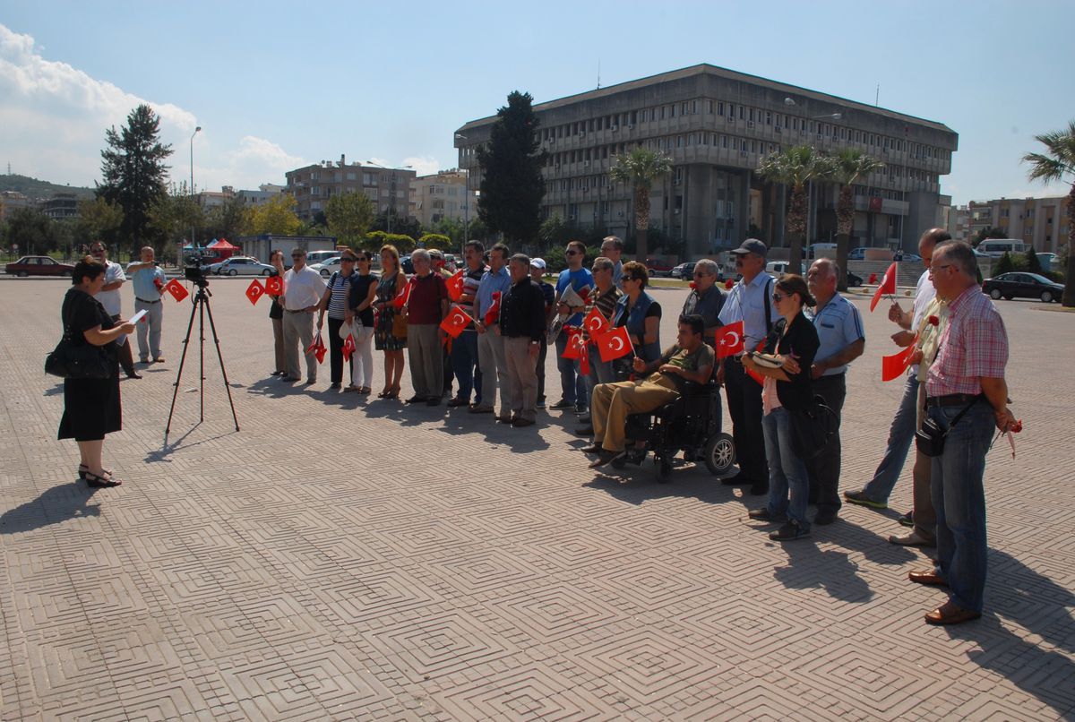 Aliağa\'nın Kurtuluş Etkinliklerinde Basın Açıklaması Yapan Atatürkçü Düşünce Derneği (Add) Yönetici...