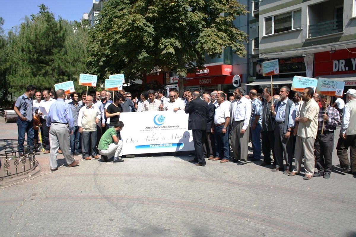 Anadolu Gençlik Derneği\'nden Stand Arbedesine Tepki