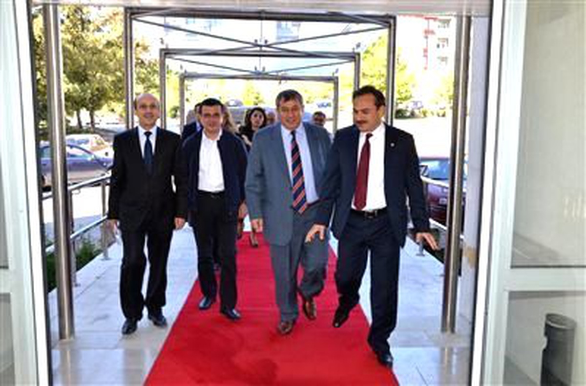 Azerbaycan Cumhurbaşkanlığı Komisyonundan Aibü\'yü Ziyaret