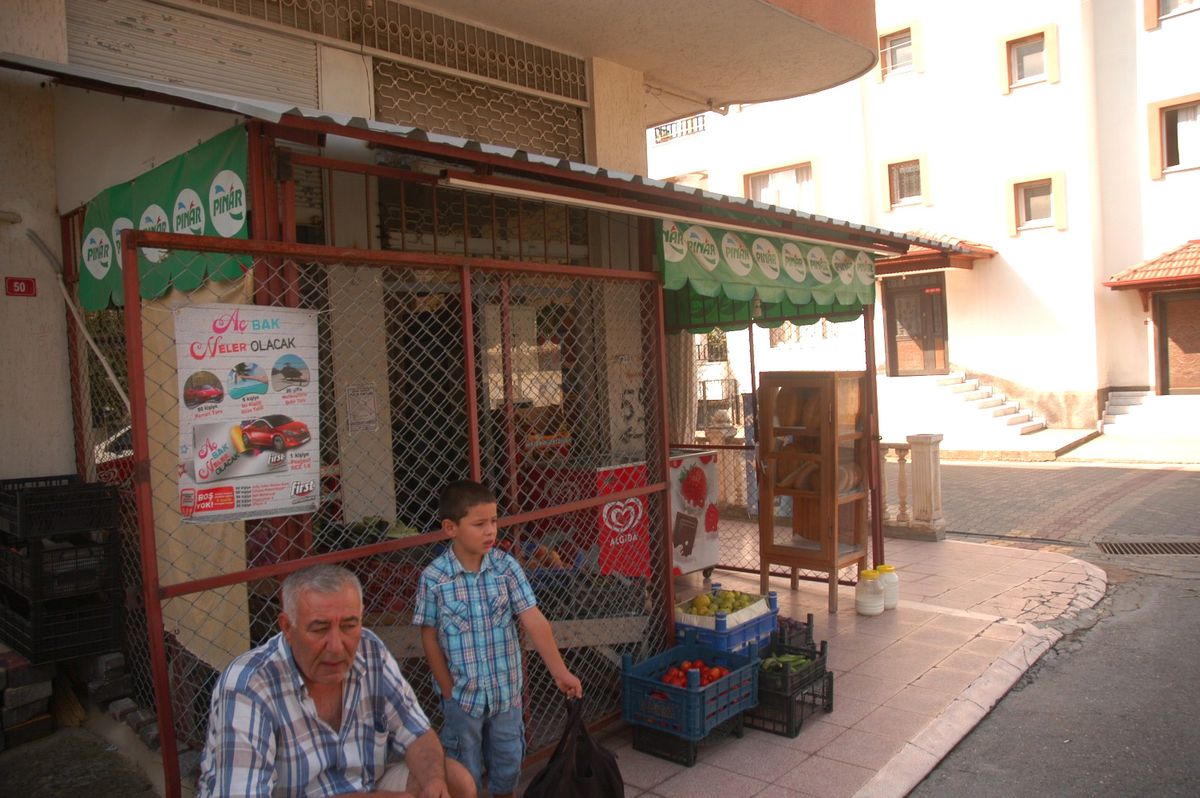 Bakkaldan Sigara Çaldılar