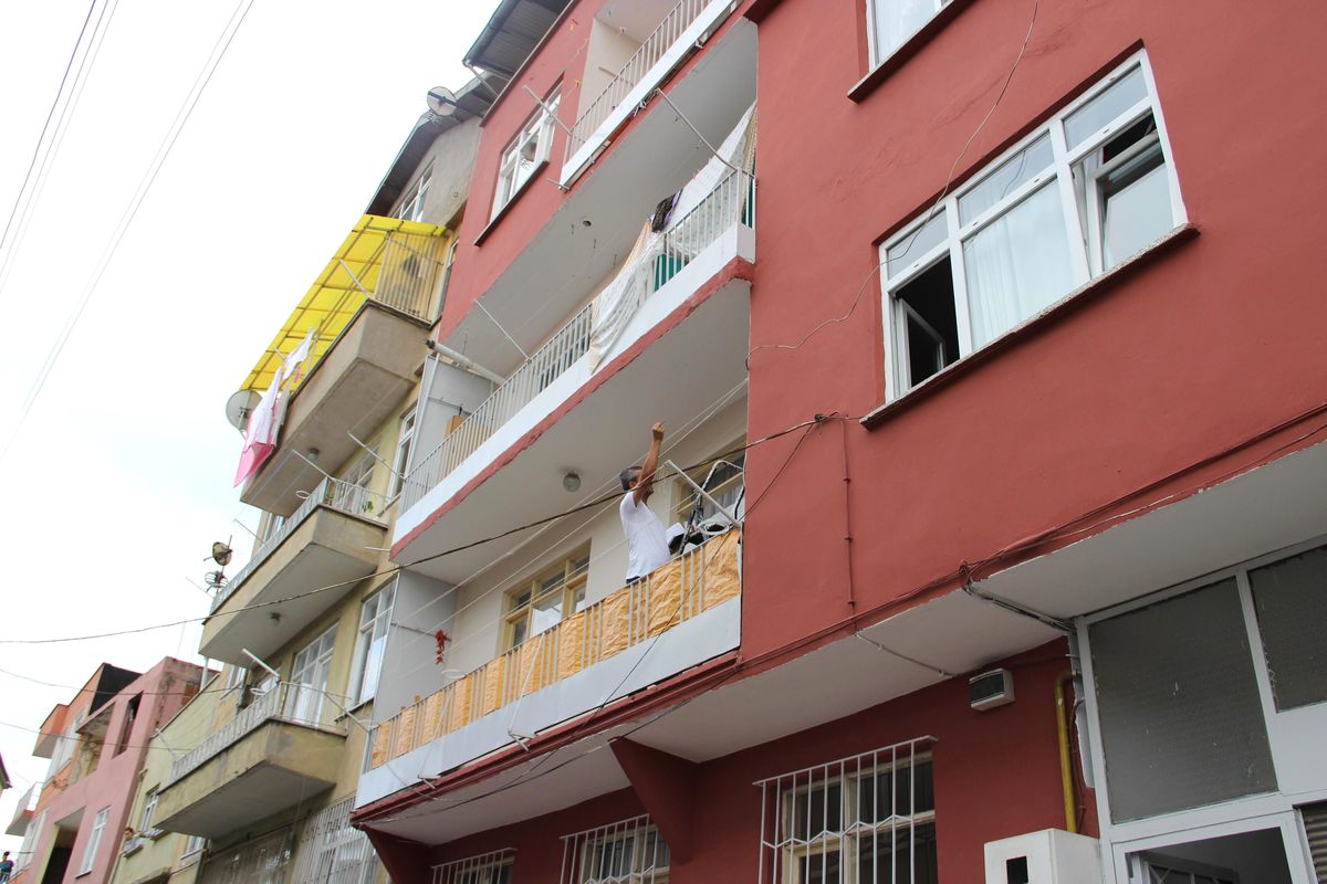 Balkondan Eve Girmek İsterken Düşüp Öldü