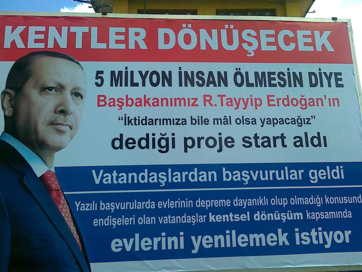 Başbakan\'ın Afişleri AK Parti\'lilerin Şikayeti Üzerine Toplatıldı