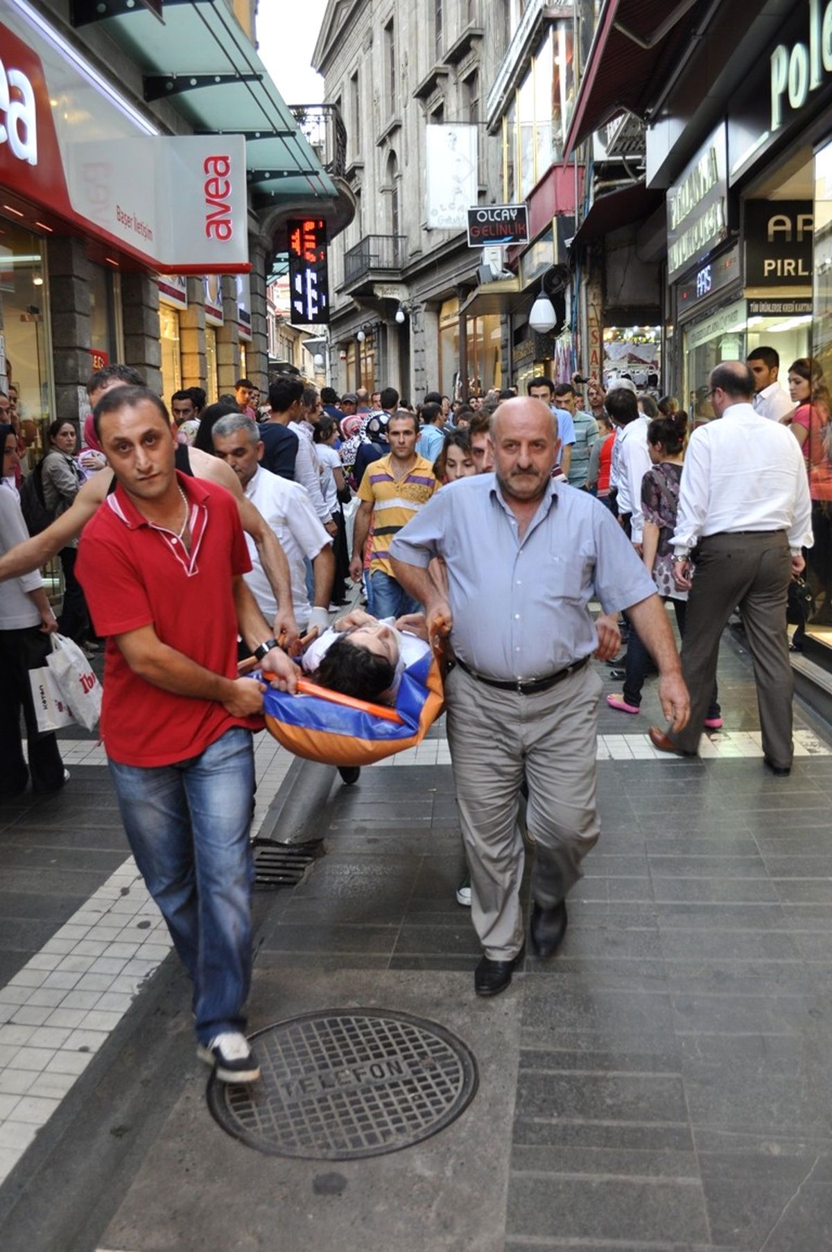 Başına Pencere Düşen Kadın Yaralandı