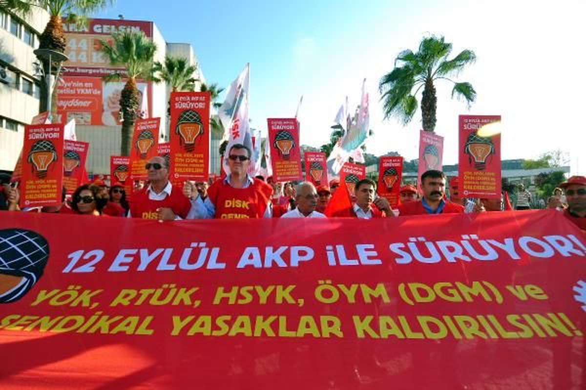Darbeyi AKP Önünde Protesto Ettiler