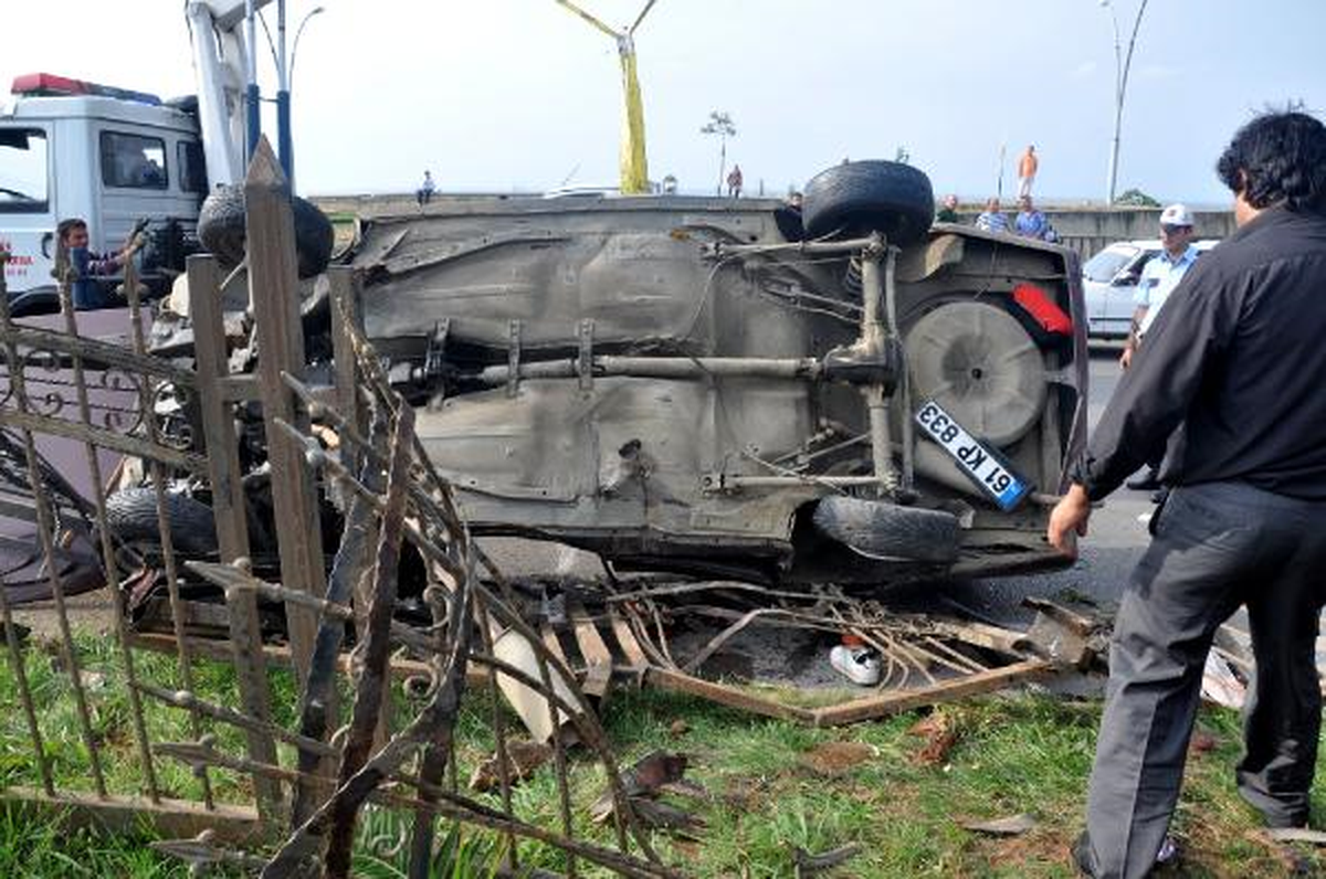 Demir Korkuluklara Çarpan Otomobil Takla Attı: 2 Yaralı
