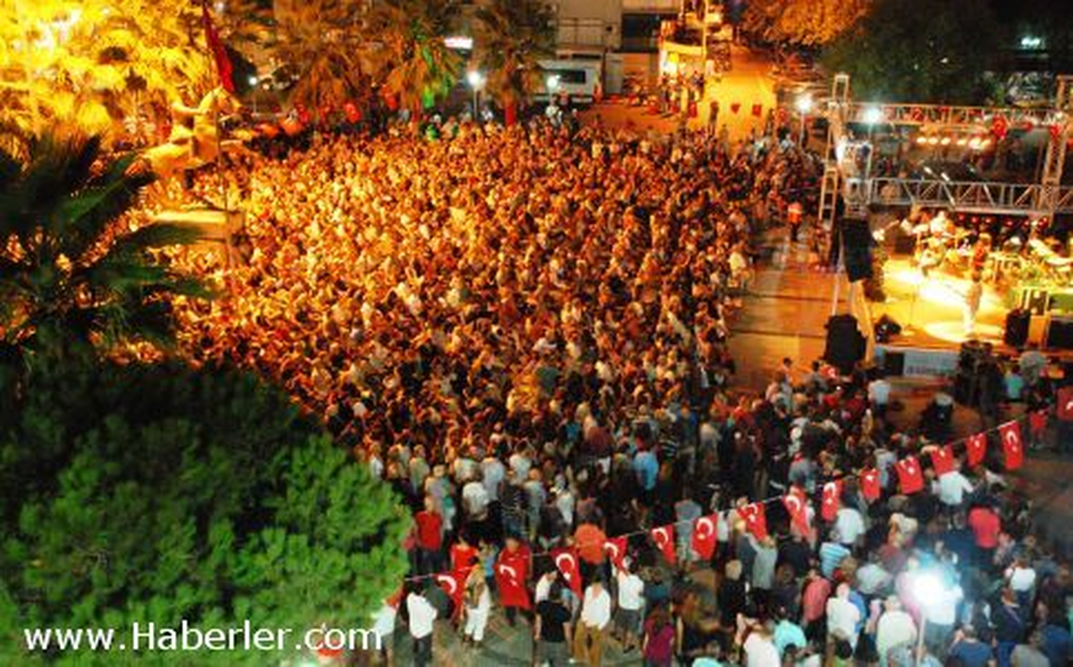 Dikili 14 Eylül\'ü Şenlik Havasında Kutluyor