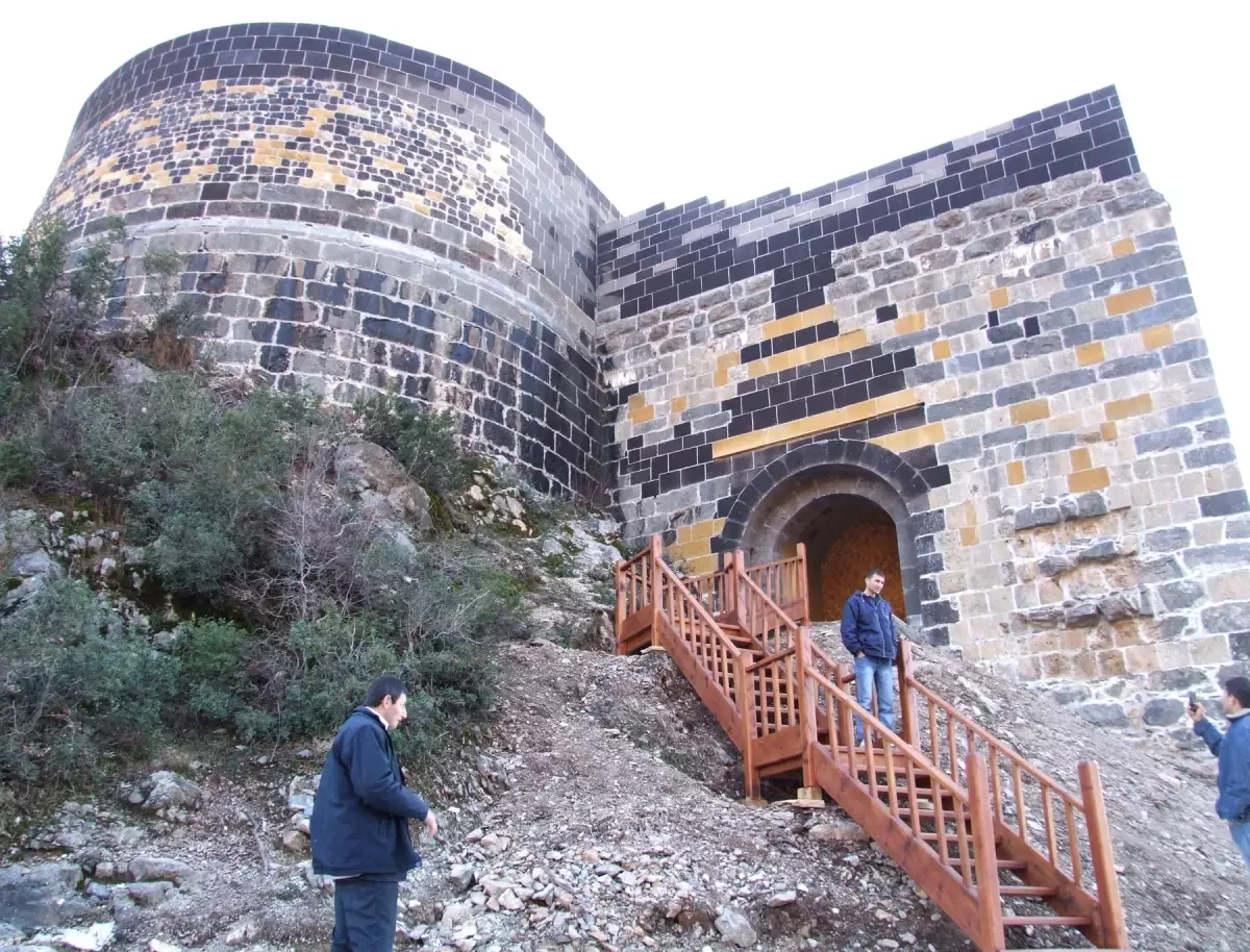 Düziçi'ndeki Tarihi Kaleye Ulaşım Kolaylığı