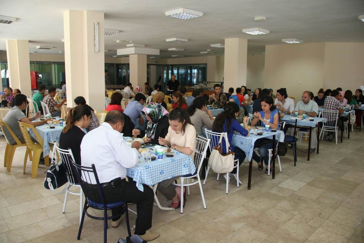 Eğitim Bir-Sen\'den Yeni Atanan Öğretmenlere Yemek