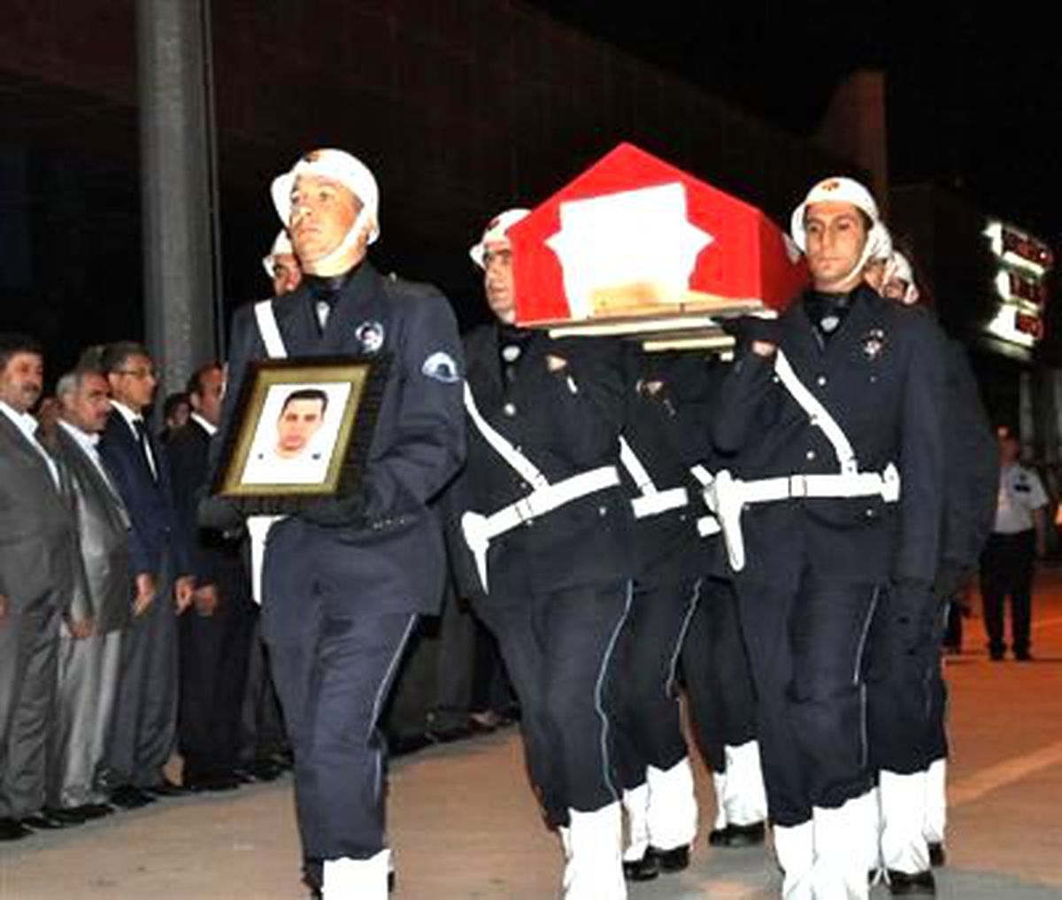 Foça Bombacılarının Vurduğu Polis Şehit Oldu (2)
