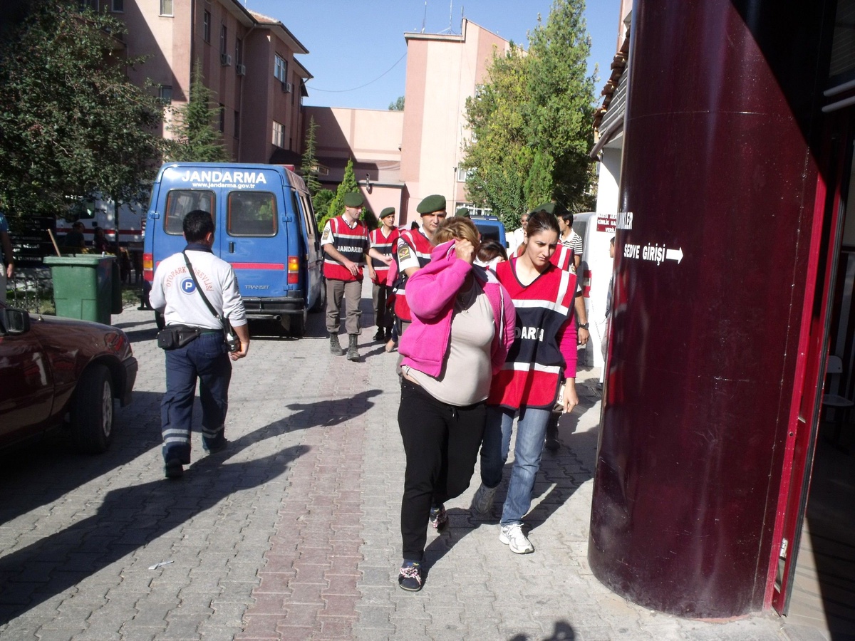 Fuhuş Operasyonunda Gözaltına Alınanlar Adliyeye Sevk Edildi