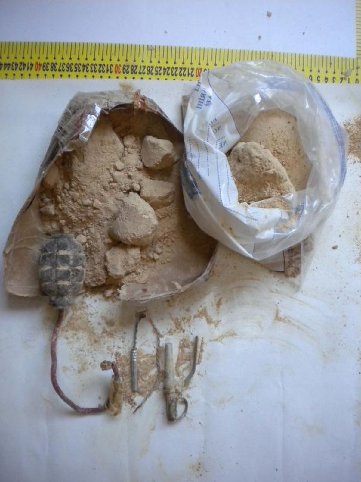 Gaziemir\'de 17 Kilo 200 Gram Plastik Patlayıcı Ele Geçti (2)