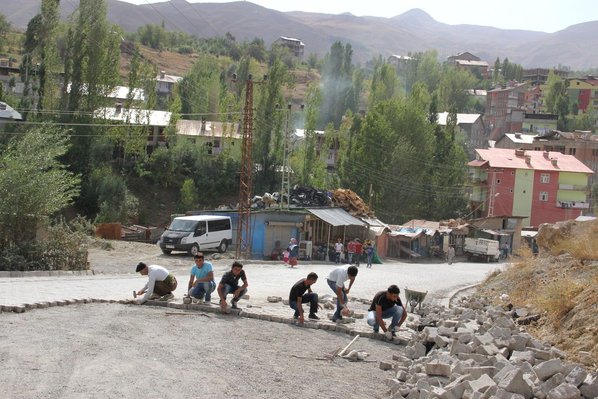 Hakkari\'deki Caddelerde Onarım Çalışmaları Başlatıldı