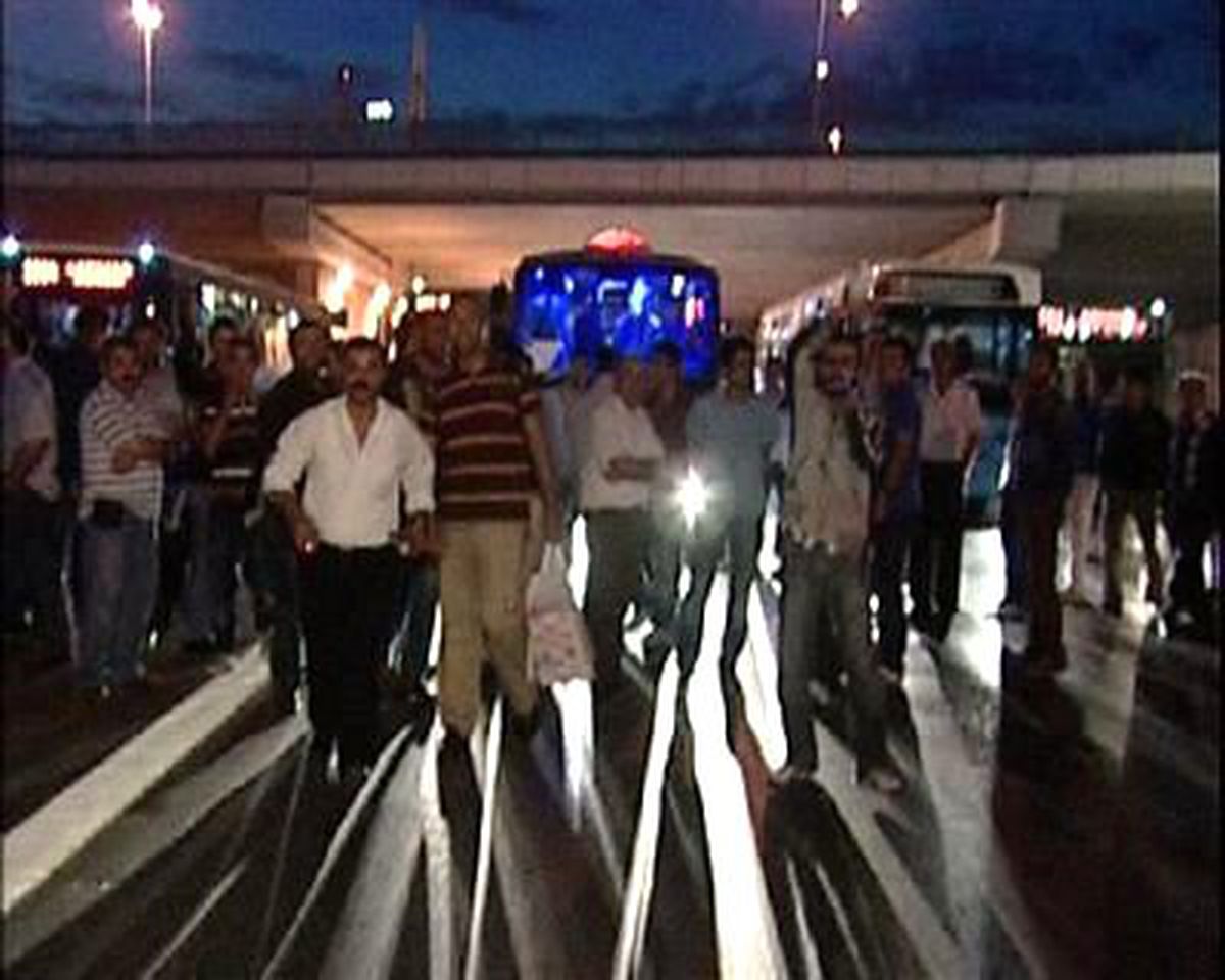 Otobüs Gelmeyince Yolu Kapattılar