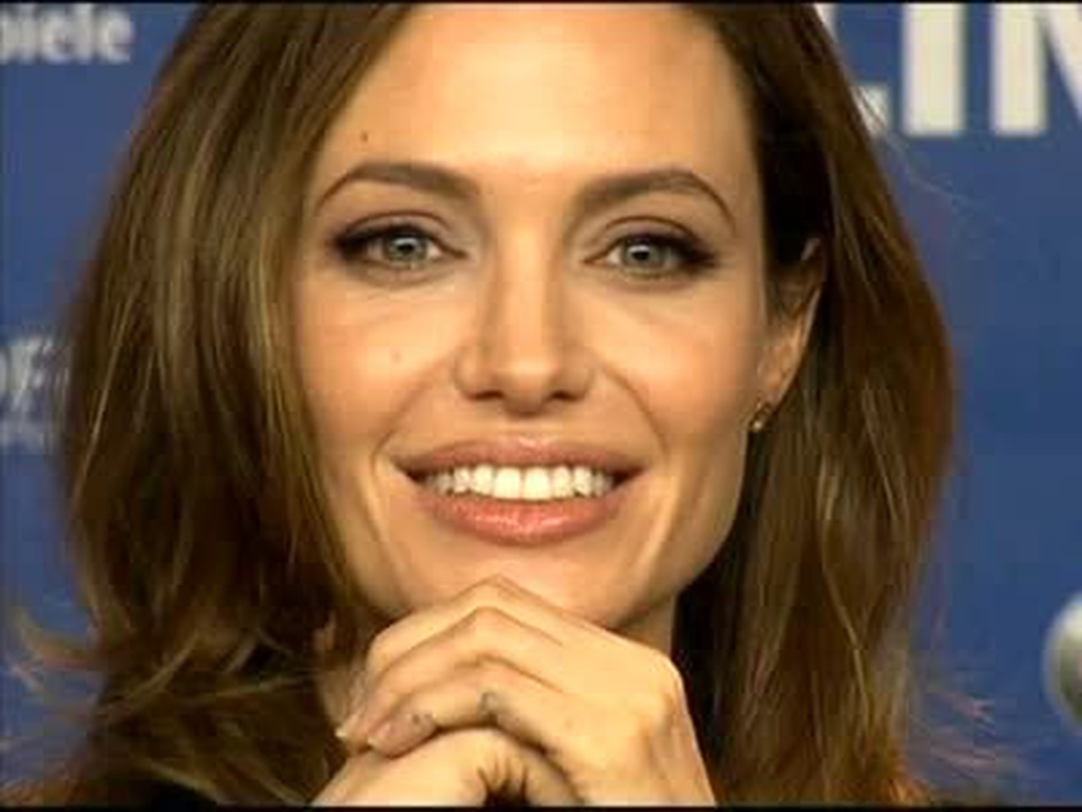 Jolie Mülteci Kampını Ziyaret Etti
