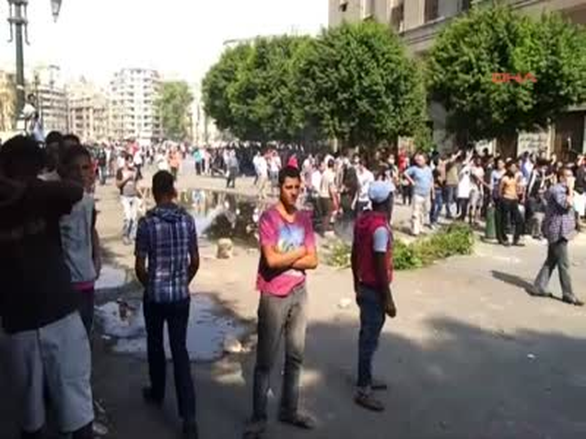 Kahire\'de Polis Protestoculara Gözyaşartıcı Gazla Müdahale Etti Kahire\'de Polis Protestoculara...