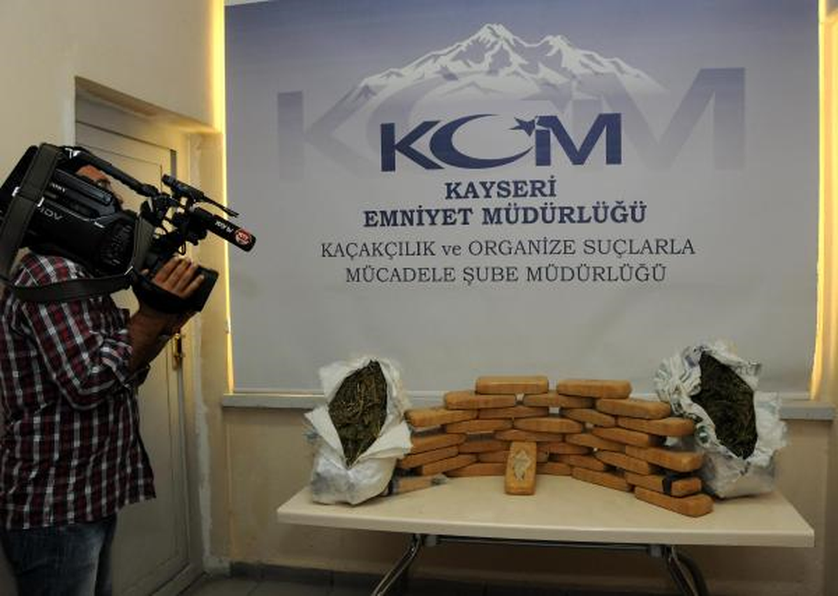 Kayseri\'de 15 Kilo Eroin, 7 Kilo Esrar Ele Geçirildi