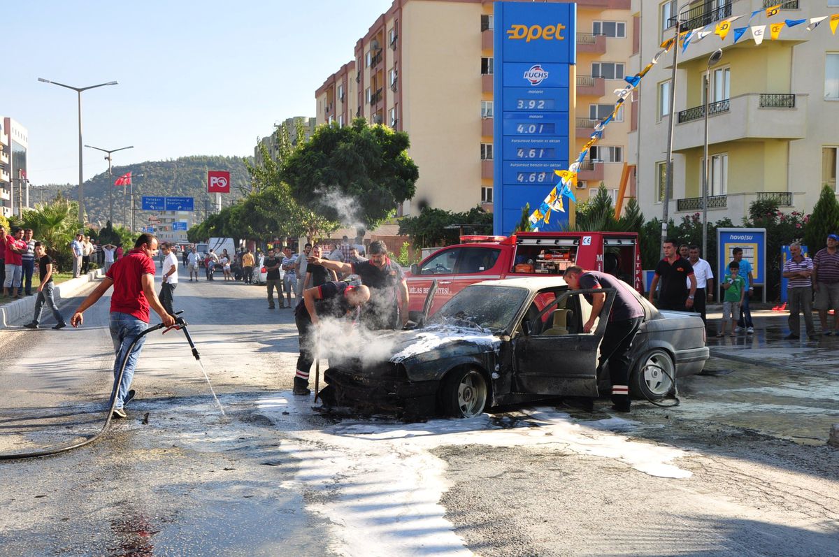 Lpg\'li Otomobil Akaryakıt İstasyonunda Yandı