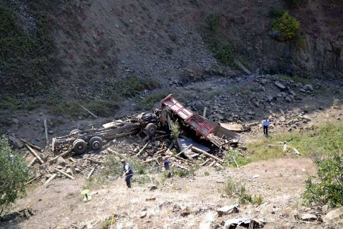 Odun Yüklü Kamyon ile 200 Metrelik Uçuruma Yuvarlandı