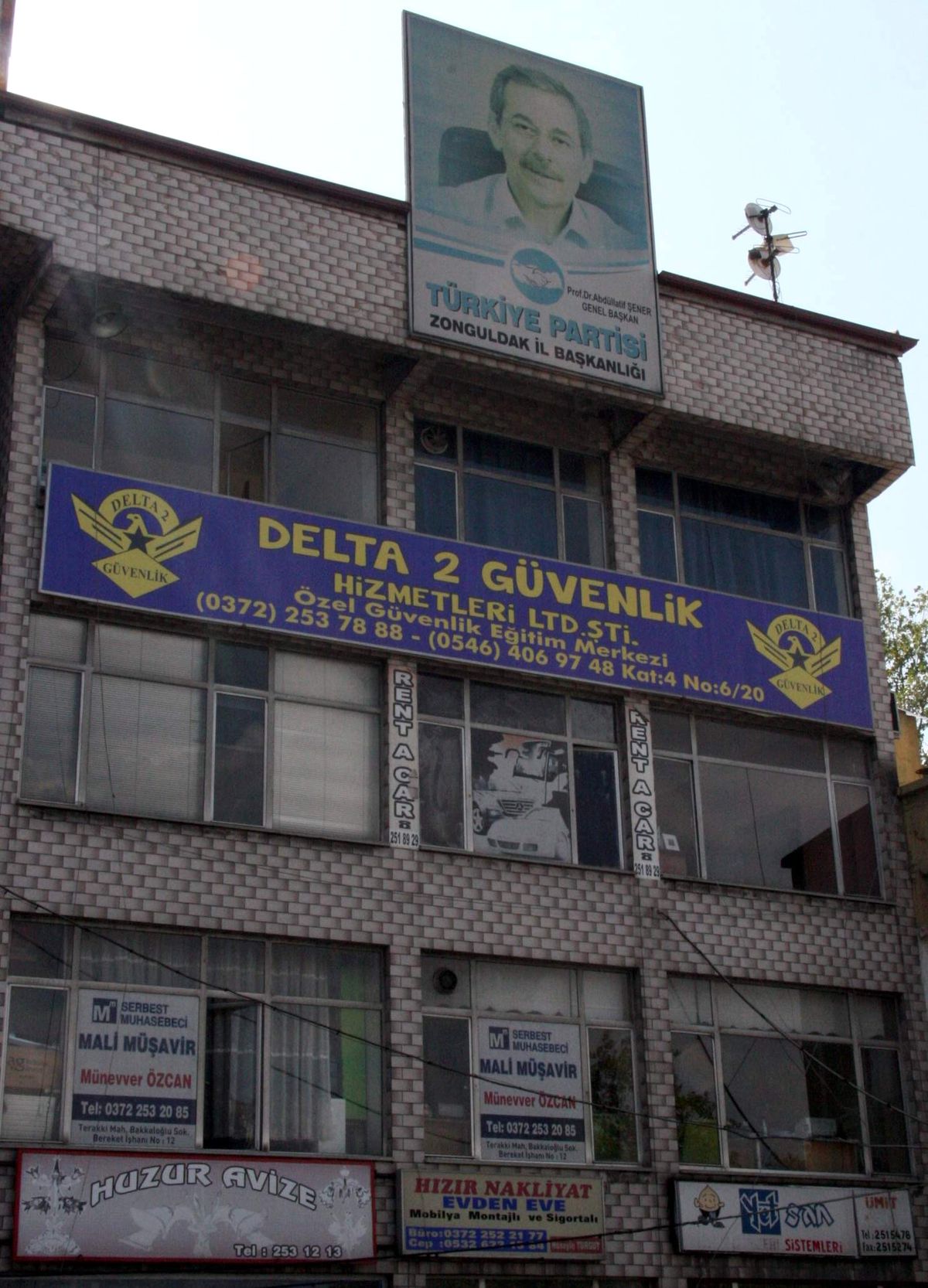 Partisi Kapandı İsmi ve Resmi Duruyor