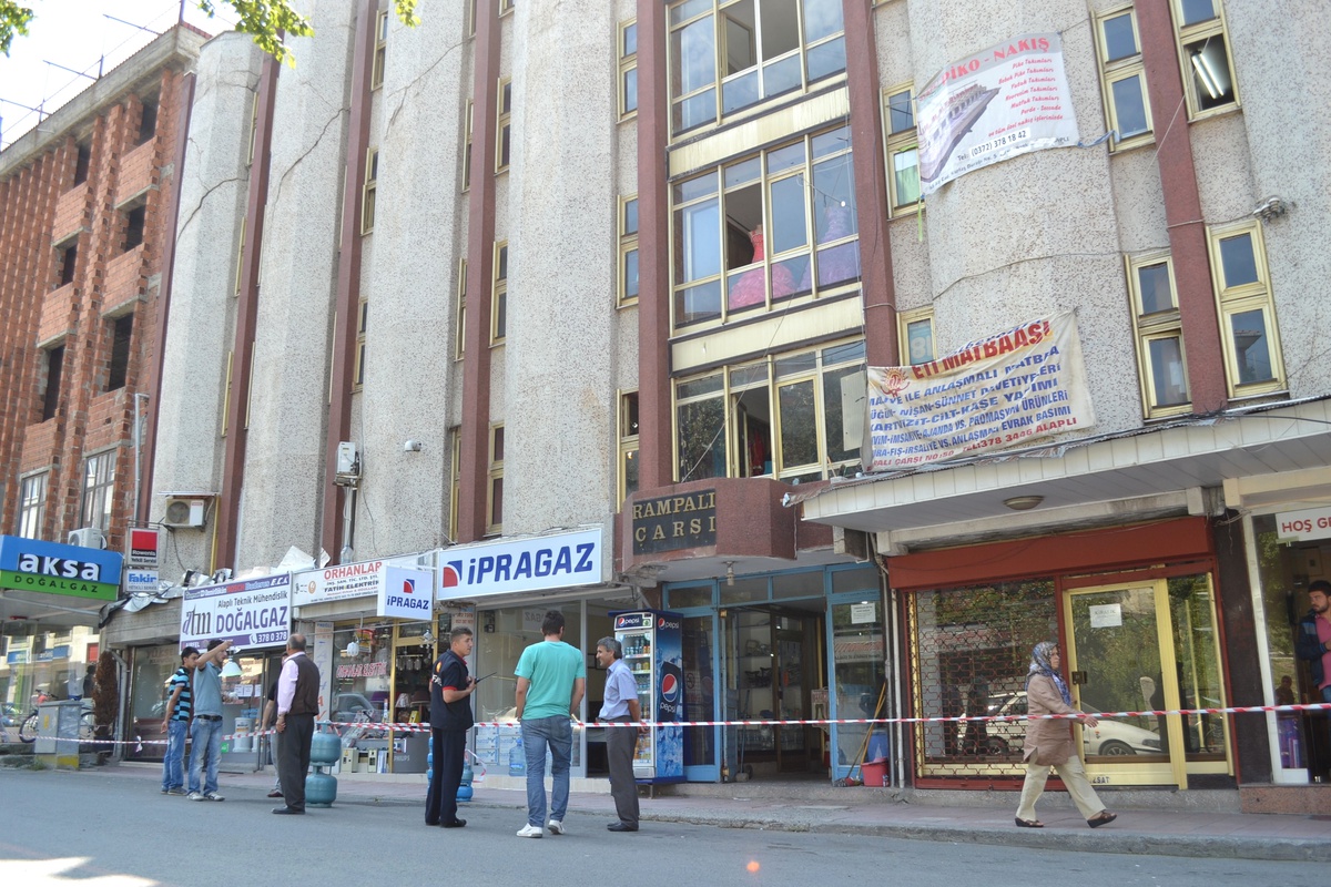 Rampalı Çarşıda Çatlayan Duvarlar Tehlike Saçıyor
